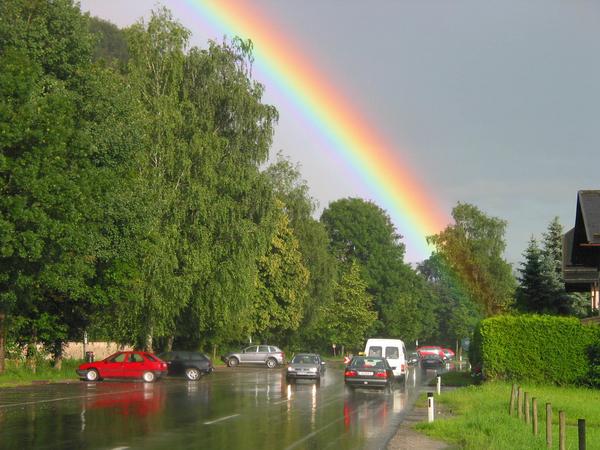 Regenbogen über Hellbrunn
10. Juli 2004, aber es ist Aprilwetter mit ständigen Wechsel von Sonnenschein zu Regenwetter. Diese Umstände bescheren diesen außerordentlich farbintensiven Regenbogen.