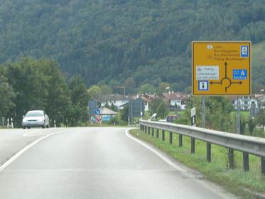 zum Motorroller Händler nahe Salzburg
Weiter zur Probefahrt mit dem Elektroroller. Den Kreisverkehr an der dritten Ausfahrt Richtung Gewerbegebiet Piding verlassen.
Bild 1